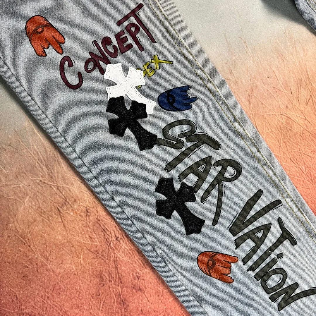 🅿️300 🔘Model No.-KL101 🔘Croixin𝐂𝐡𝐫𝐨𝐦𝐞 𝐇𝐞𝐚𝐫𝐭 CH graffiti crocodile skin jeans* CH The graffiti crocodile skin jeans co-branded by Crowe Xin are a rare treasure in the fashion world! That's quite rare on the market. Take a closer look at these pants, which are carefully embellished with 17 cross elements, and they are made of three different high-quality materials, including luxurious crocodile leather, soft and delicate lambskin, and unique horsehair. Every material is made of real materials. Compared with ordinary styles, there is a huge difference! What’s more worth mentioning is that the genderless trend exuded by these jeans is simply amazing! No matter boys or girls, as long as they wear it, they can easily control it, instantly make their fashionable temperament up, and become the most eye-catching trend focus among the crowd!  Color: Light Blue Size: S M L XL (28.30.32.34)